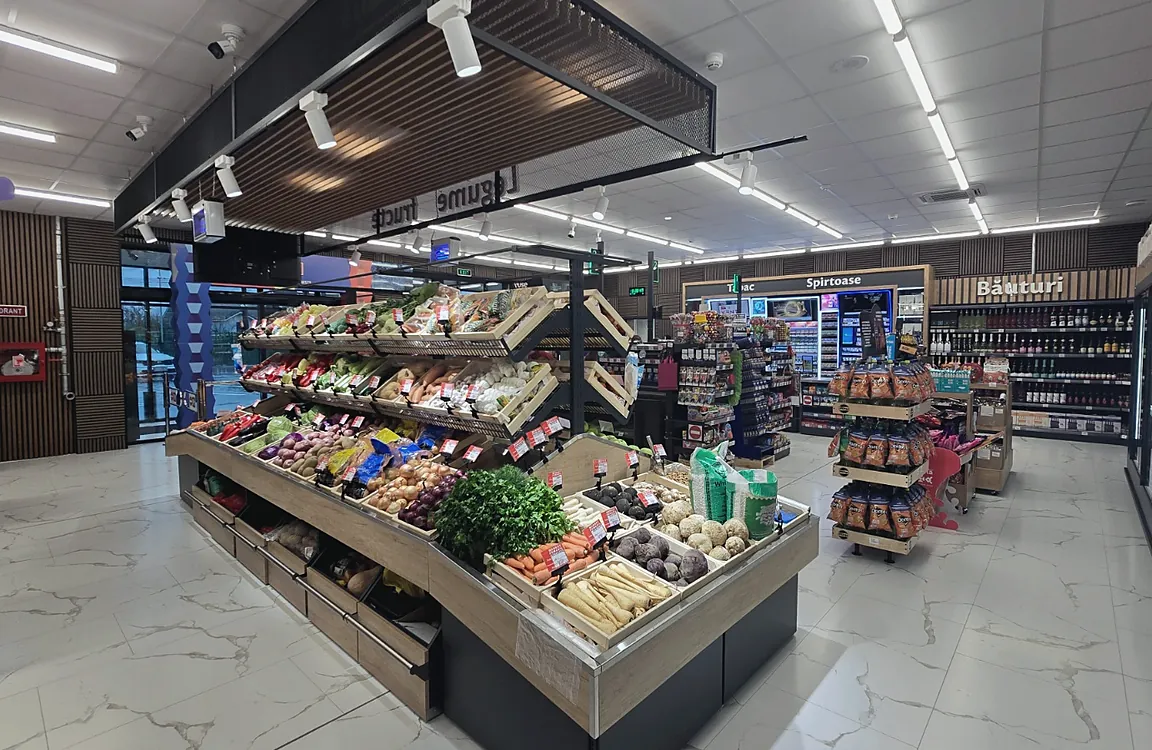 Insulă pentru legume și fructe într-un supermarket