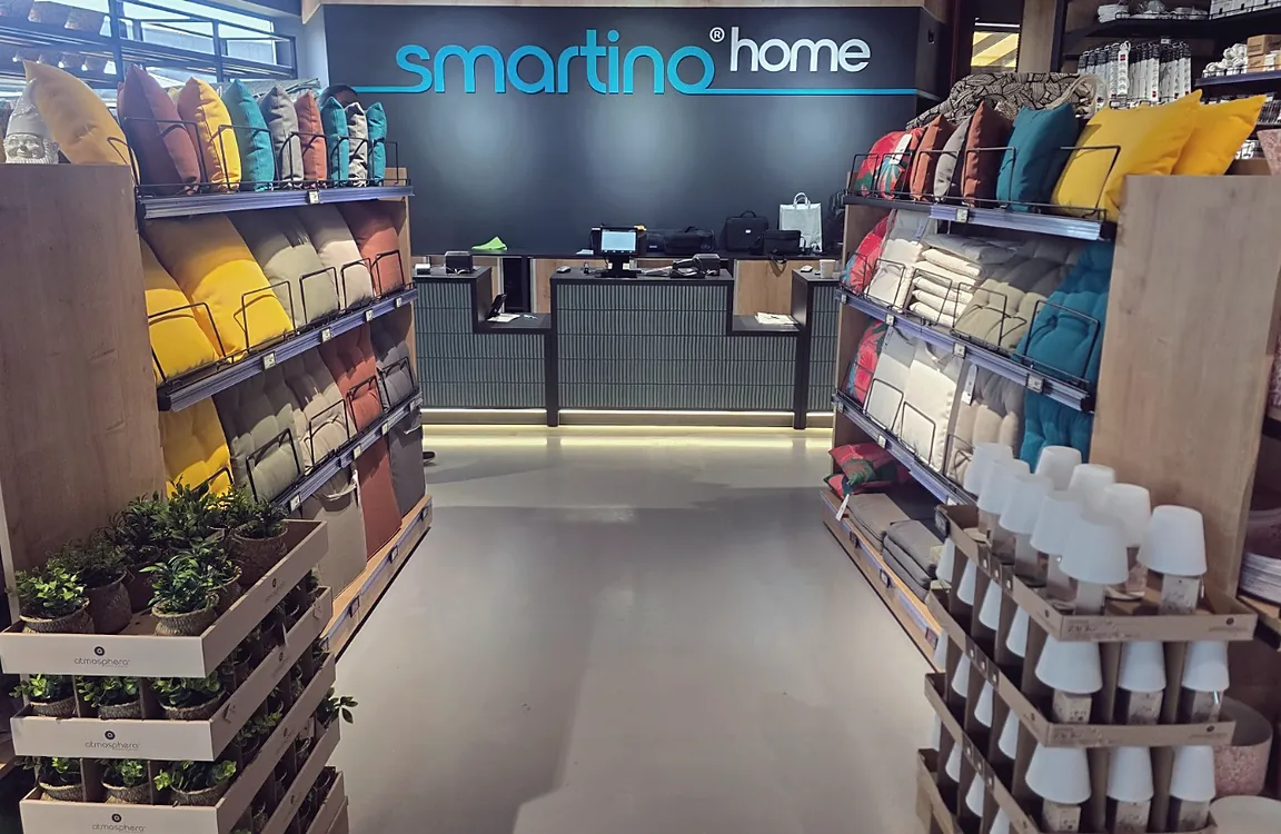 Rafturi din lemn și zonă de casă într-un magazin de decorațiuni
