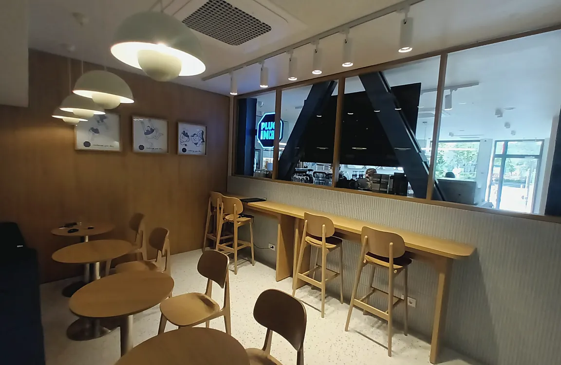 Mese și scaune din lemn într-o cafenea